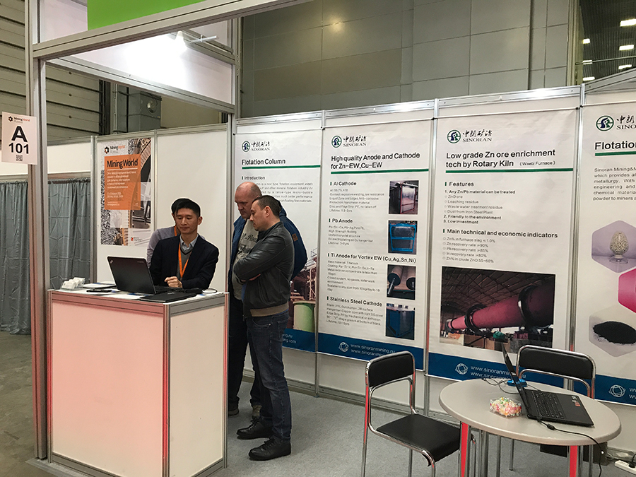Show-Presentation-to-customer-in-exhibition-booth